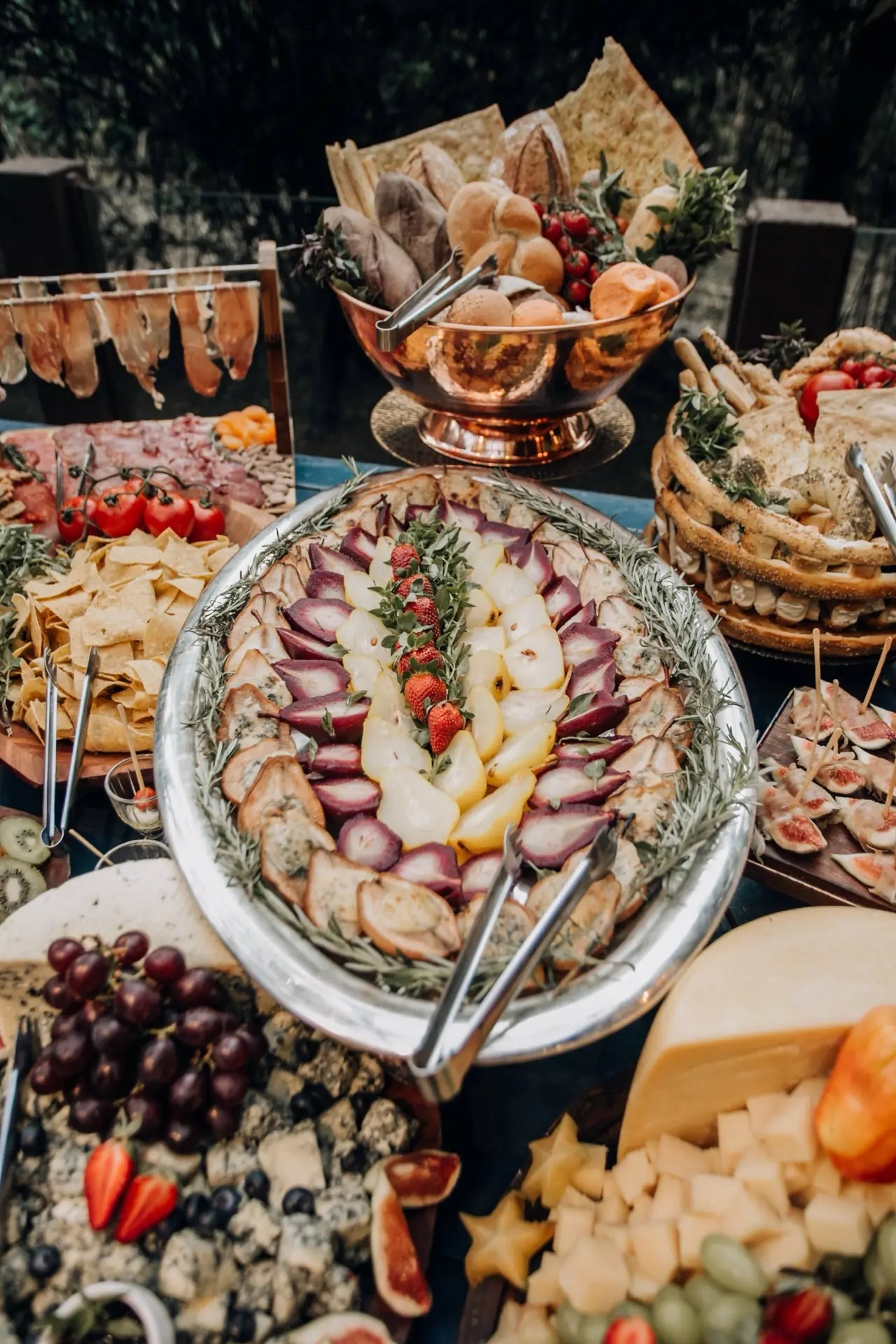 Ilha gastronômica com queijos, frios, pães e frutas