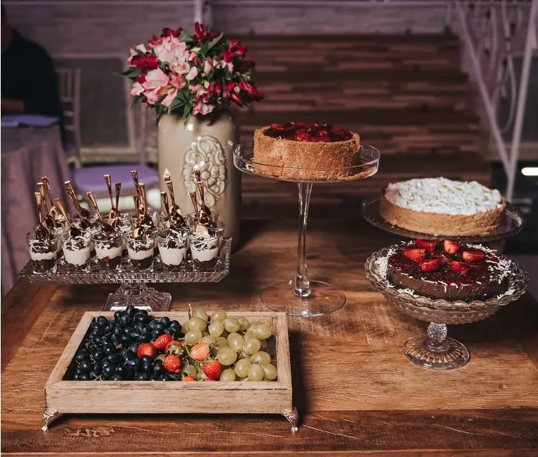 Mesa de sobremesas com tortas e verrines